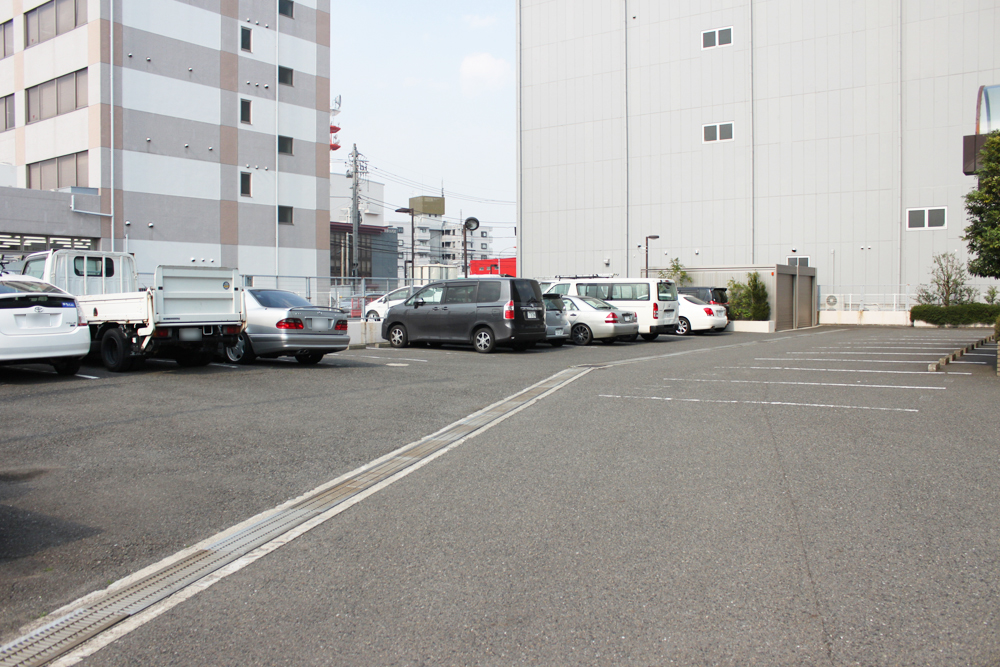 会社駐車場　面接参加者の方が利用できる駐車場を用意しております