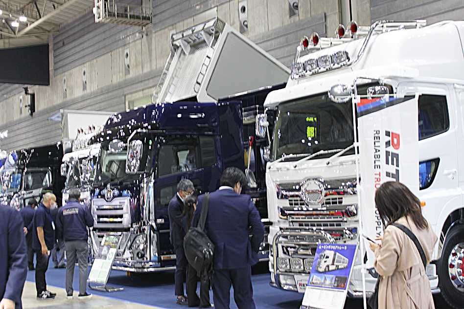トラックショーのメインである大型トラックもたくさん展示されています
