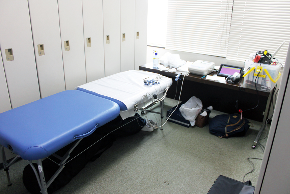 聴力検査やベッドへ横になって心電図検査を受けました