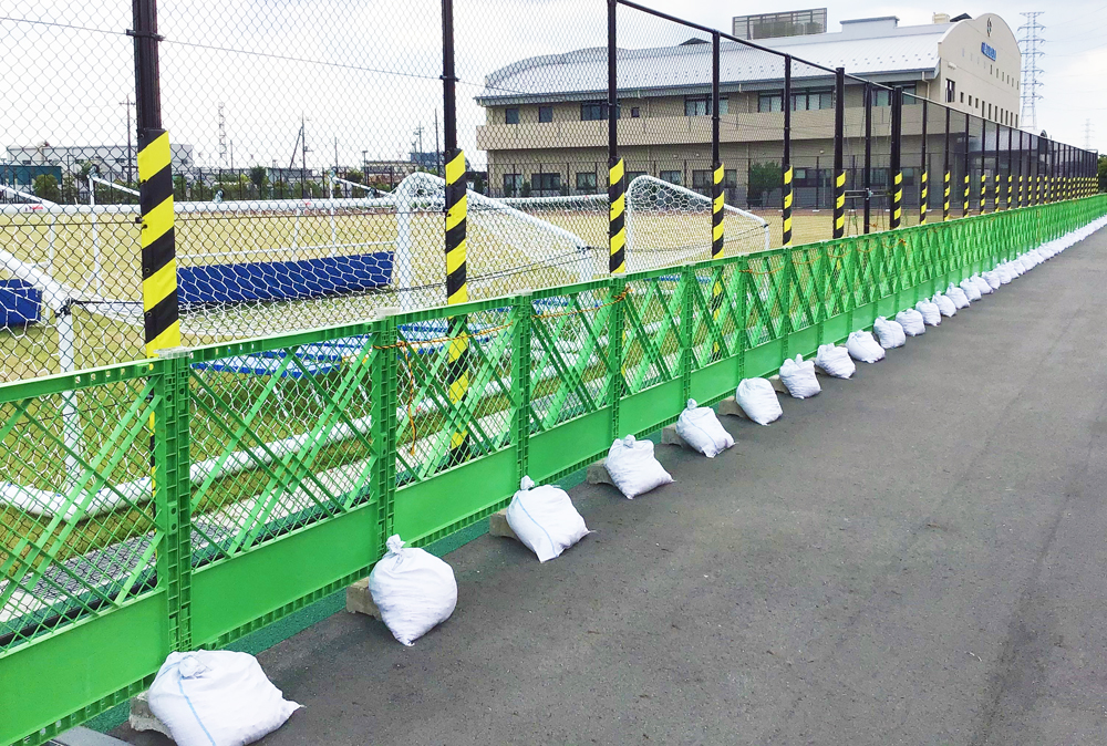 サッカー場：フェンス用防護マット(トラ柄)施工事例