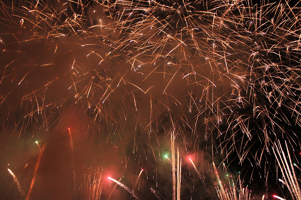過去の鮎まつり花火の写真①（マルイチ撮影）：１万発の花火が夜空を飾ります