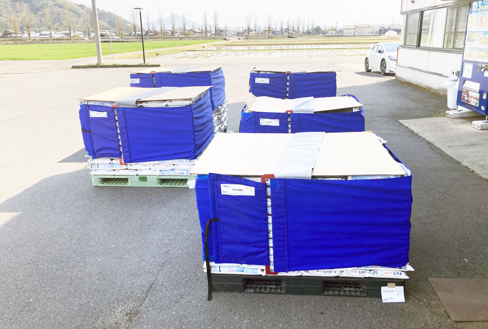 ケースロック使用例⑤：パレットに積んだお米の荷崩れ防止として