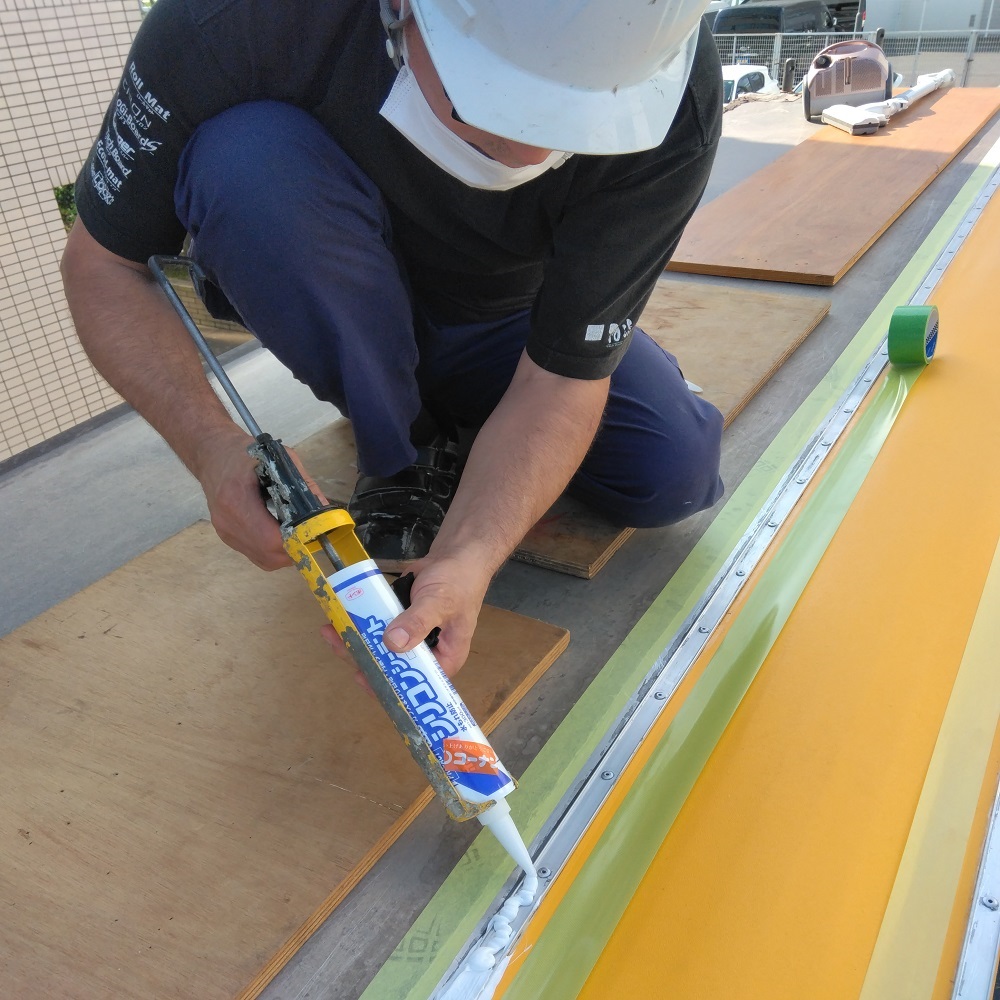 取り付け作業③：コーキング材を使用して隙間を埋める防水加工