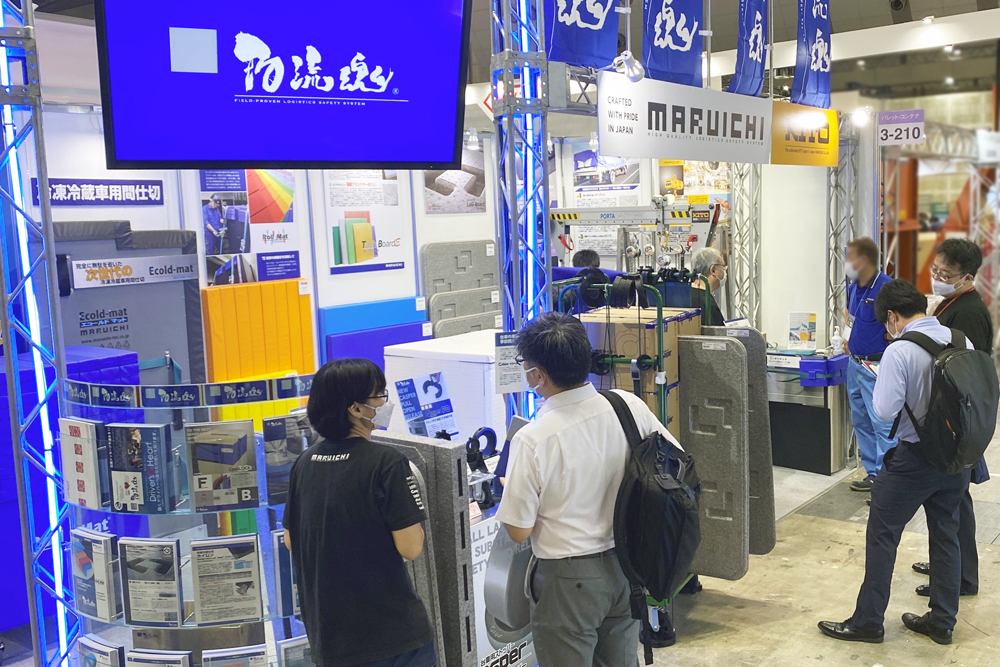 国際物流総合展マルイチブース：マルイチＴシャツを着用してお客様対応