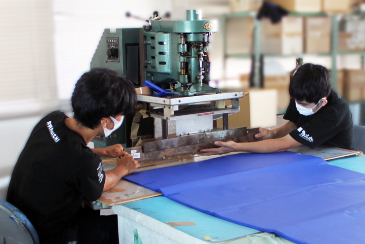 工場作業風景：社員からパートさんまでオリジナルＴシャツを着用