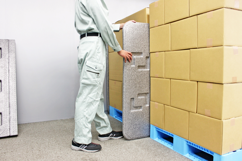  ロジボード使用例②：パレットの間から簡単に引っ張り出すことが可能