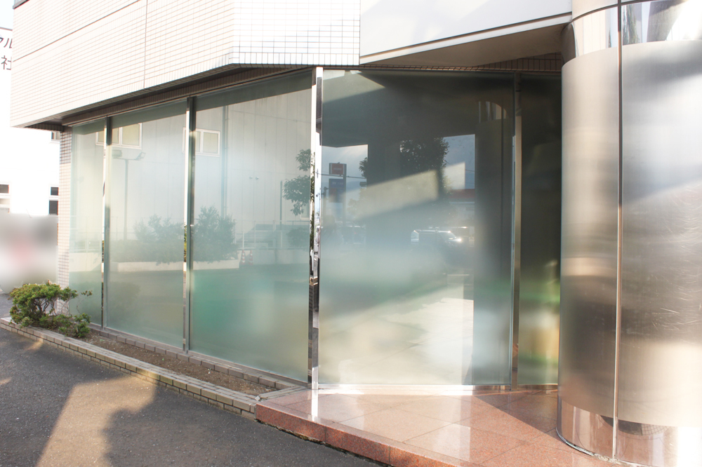 在庫室(工事後)：擦りガラスによって中の様子が見えない状態