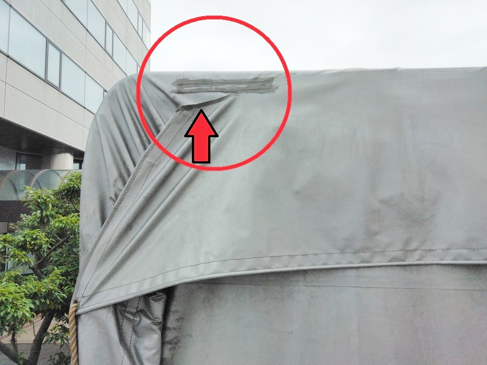 破損した幌シート上部（赤丸）：生地が破れ雨水が浸入してしまう状態