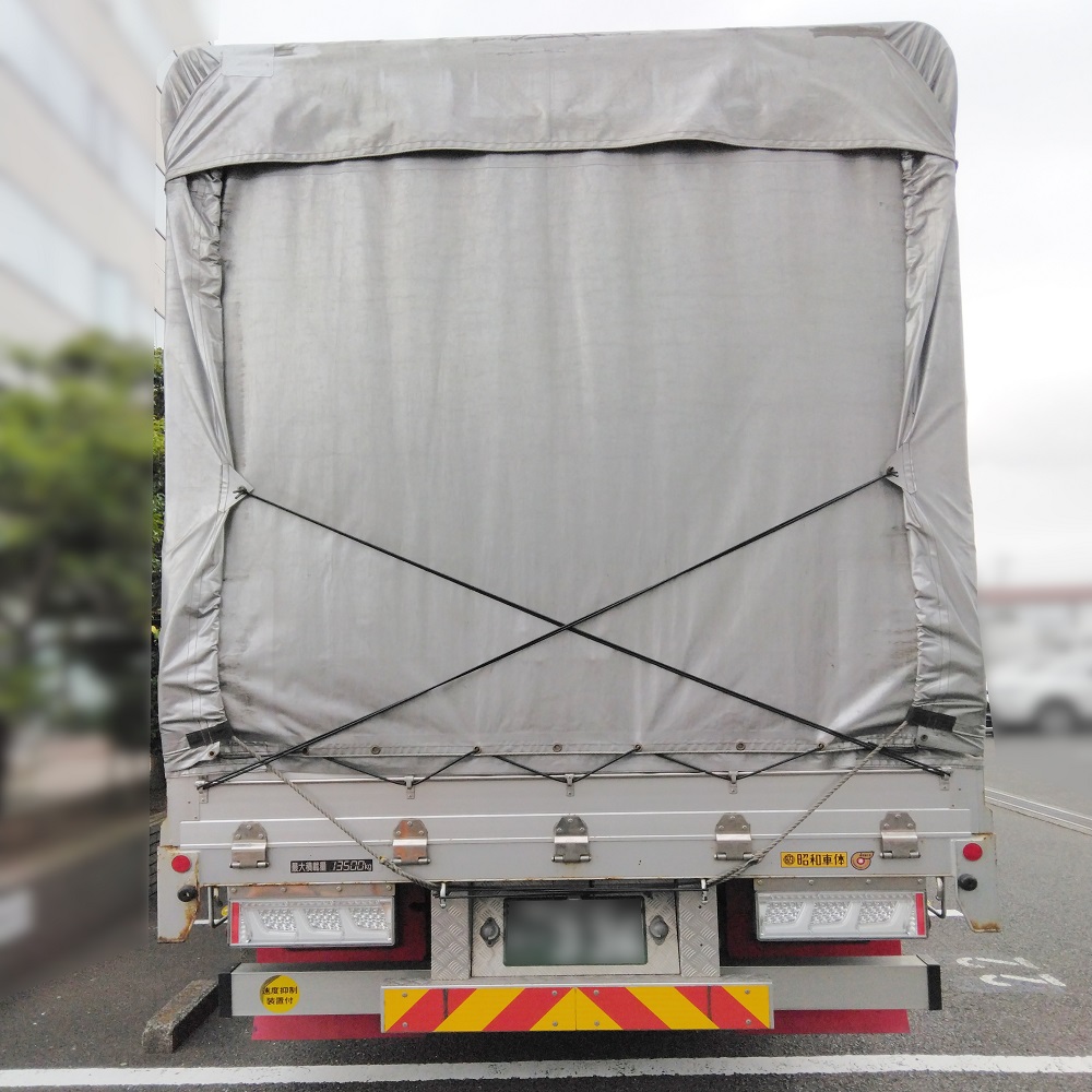 修理完了後の幌シート：周囲になじんで目立たない補修箇所