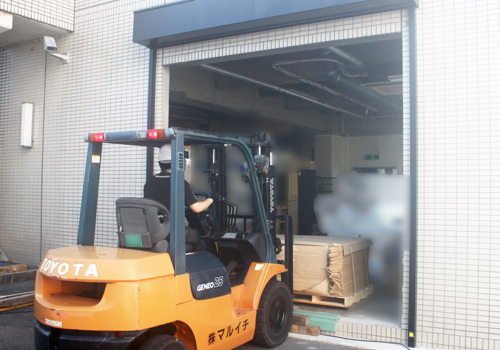 搬入作業（工事後）：以前よりも間口が広がりパレットなどの大型荷物も簡単に搬出