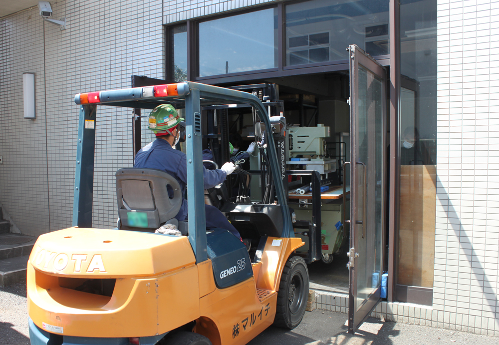 工事前：両方のガラス扉を全開にして大型荷物を搬入