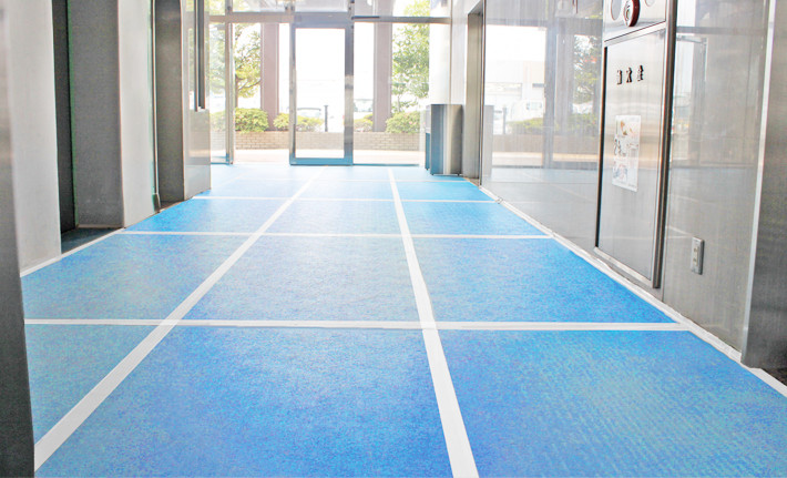 青ベニヤ使用例：引越や搬入・搬出時の養生用として活躍