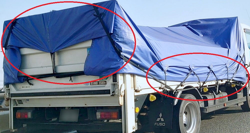 ゴム輪使用例(赤丸):シートのハトメに取り付けたゴム輪を荷台下のフックに引っかけてシートを固定