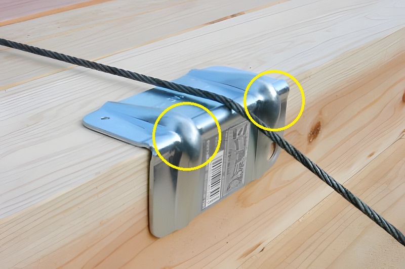 タコパット使用例：両サイドの突起（黄丸）によりワイヤーロープの横ずれを防止