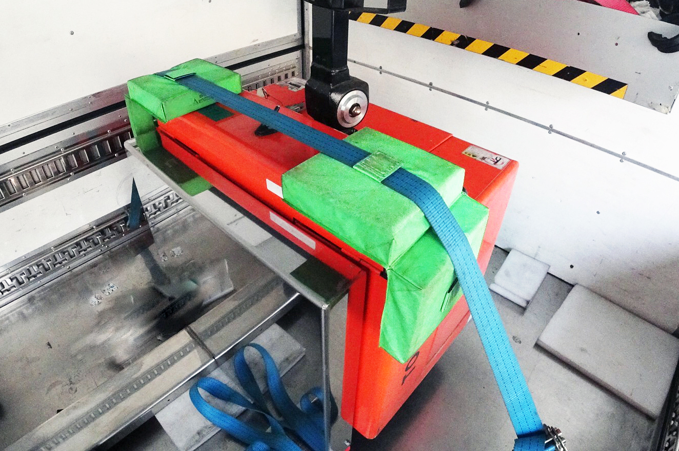 コーナーマット：中心にベルト通し用の帯が付いた緩衝材