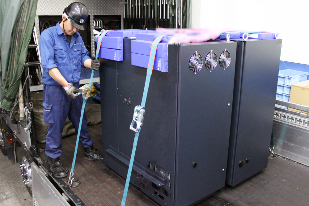 キトーラッシングベルトとロールマットで積荷をしっかり固定