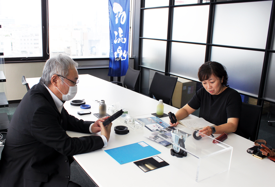 記者の方にご来社いただきサンプル品を交えながら取材対応