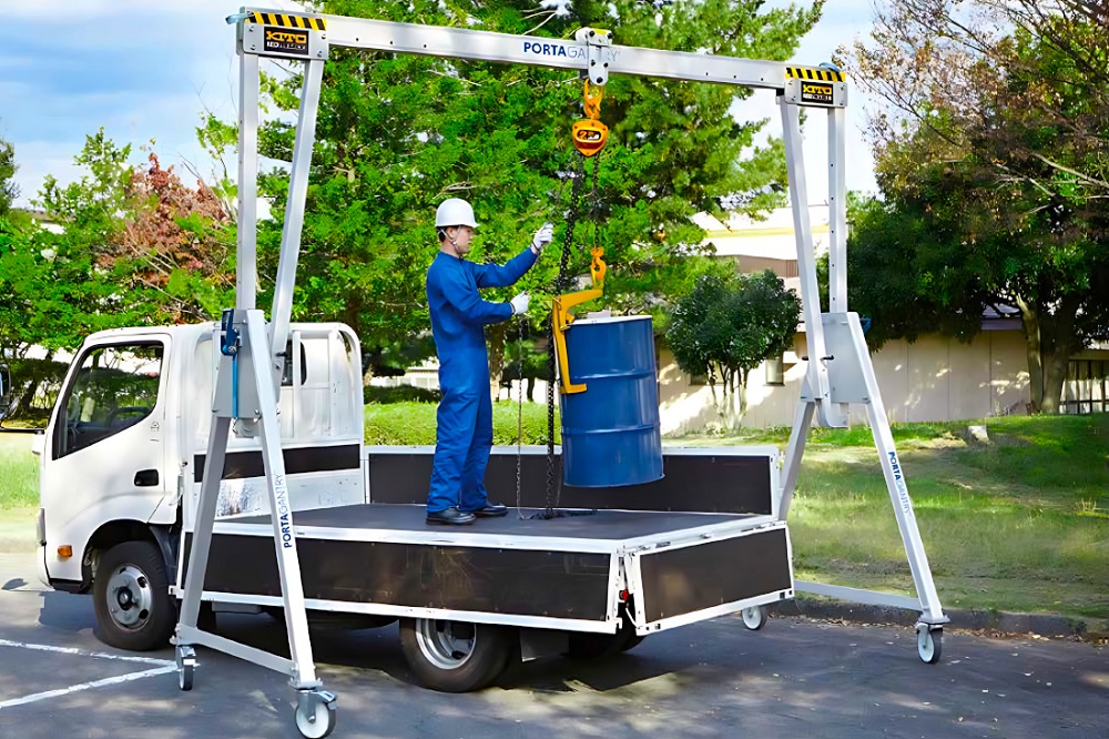 キトーポータガントリー使用例：折りたたんで持ち運びも出来る次世代型ポータブルクレーン