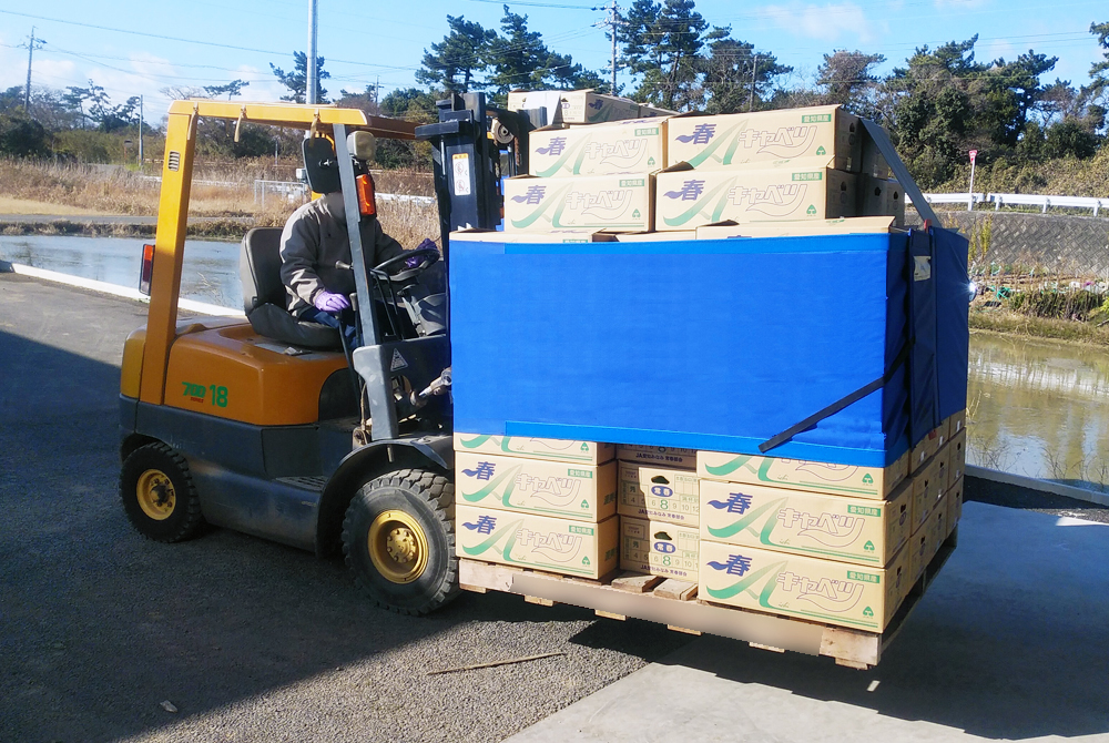 ケースロック70使用例②:フォークリフトを使ったパレット移動時の固縛に活躍