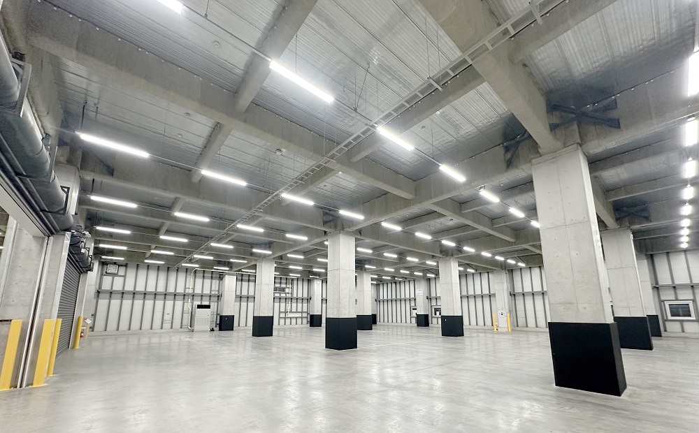 大型倉庫内柱用防護マット施工例:黒色のマットが機材の接触や衝突から柱を保護