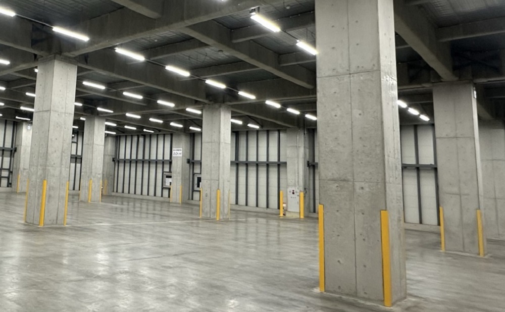 マット施工前:コンクリートの柱が剥き出しになっている状態