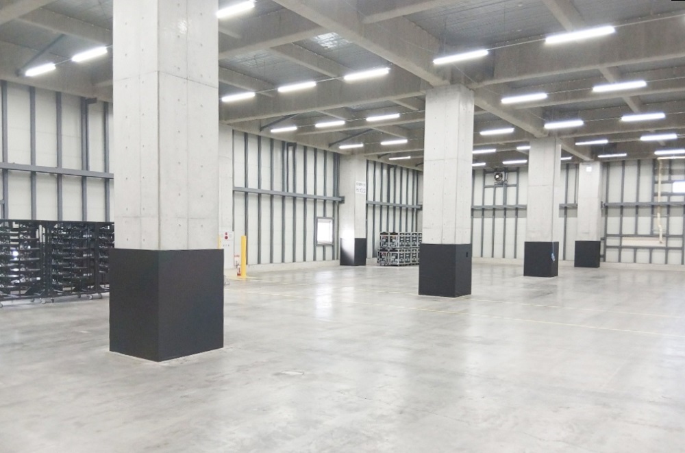 大型倉庫内柱用防護マット施工後:全ての柱に黒色の防護マットを装着