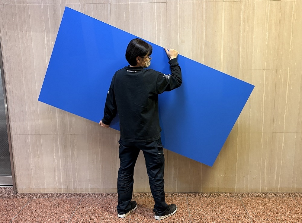 クロムウェル特長：同サイズのアルミ板と比べて重量が約3分の1と軽量なため一人で持ち運ぶことが可能