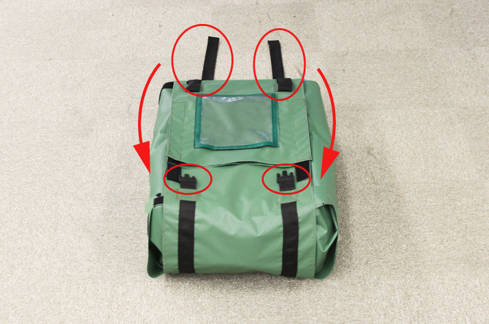 折りたたんだら、2本のPPベルト(赤枠)を締めていきます