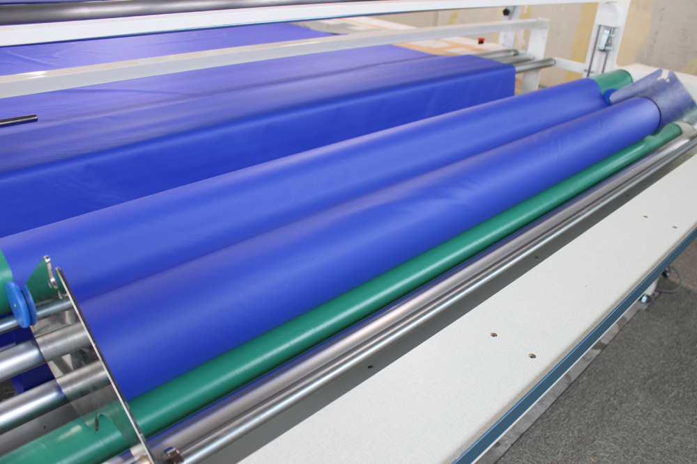 国産ブランドターポリン：弊社工場の裁断機で大量の生地をカット