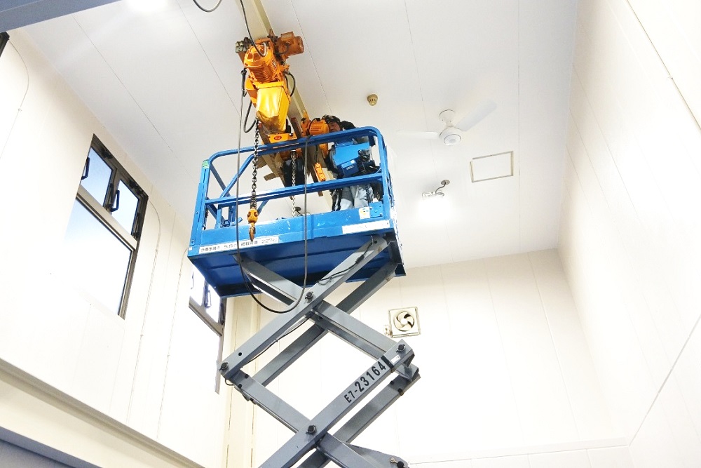 電気チェーンブロック載せ替え工事①：高所作業車を使用して工事を実施