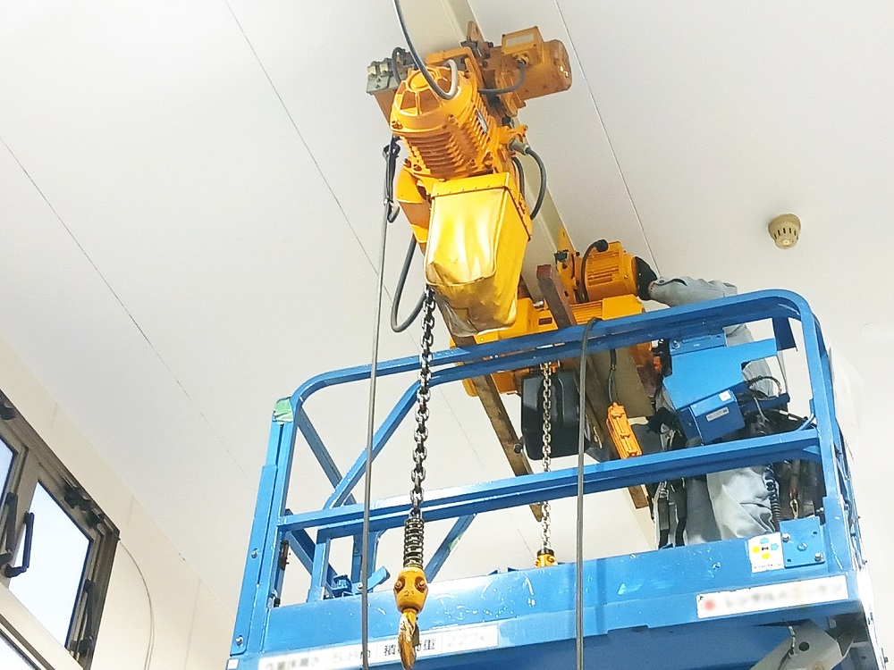 電気チェーンブロック載せ替え工事②：最初に新しい電気チェーンブロックを設置
