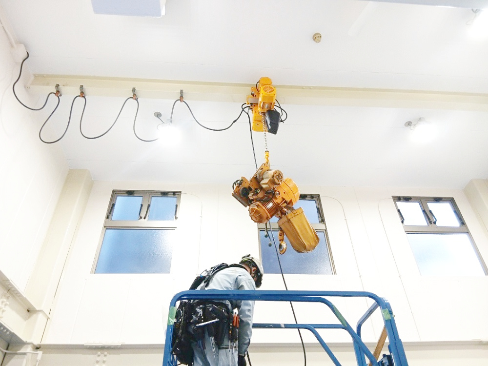 電気チェーンブロック載せ替え工事③：新しいチェーンブロックを使用して古い電気チェーンブロックを降下