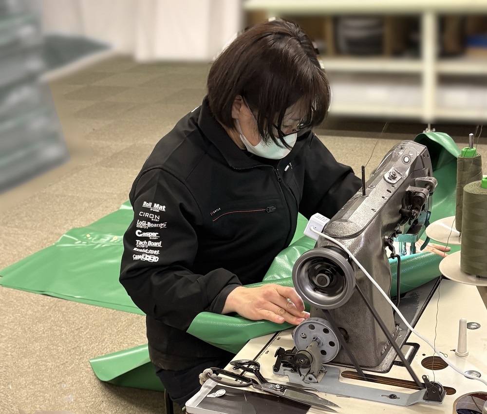 工場作業風景:早速新しい作業着を着用