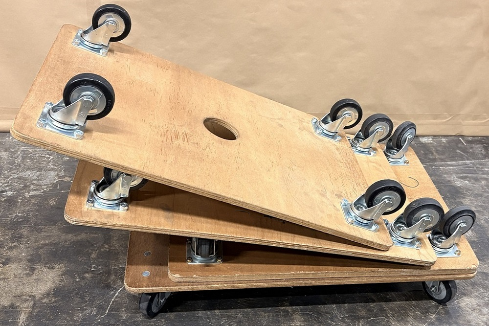 木製平台車：積み重ねても納まりが悪く不安定