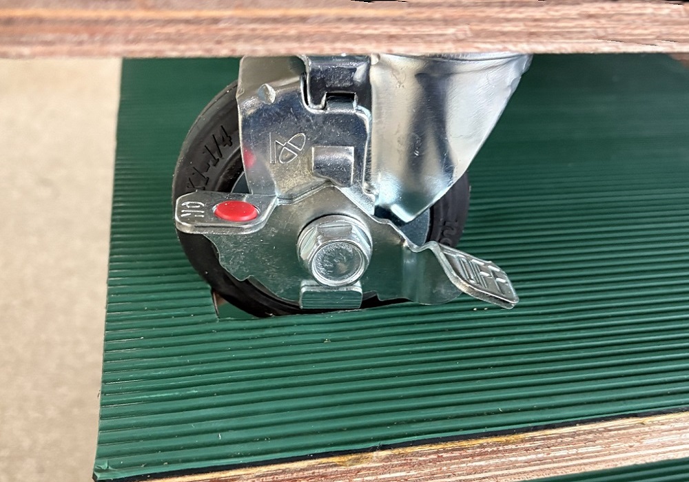 台車天面にあるスタッキング用の穴にもう１台のキャスターをはめ込む