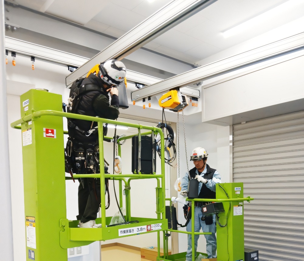  新規取付工事②：高所作業車を用いて電気チェーンブロックを取付け