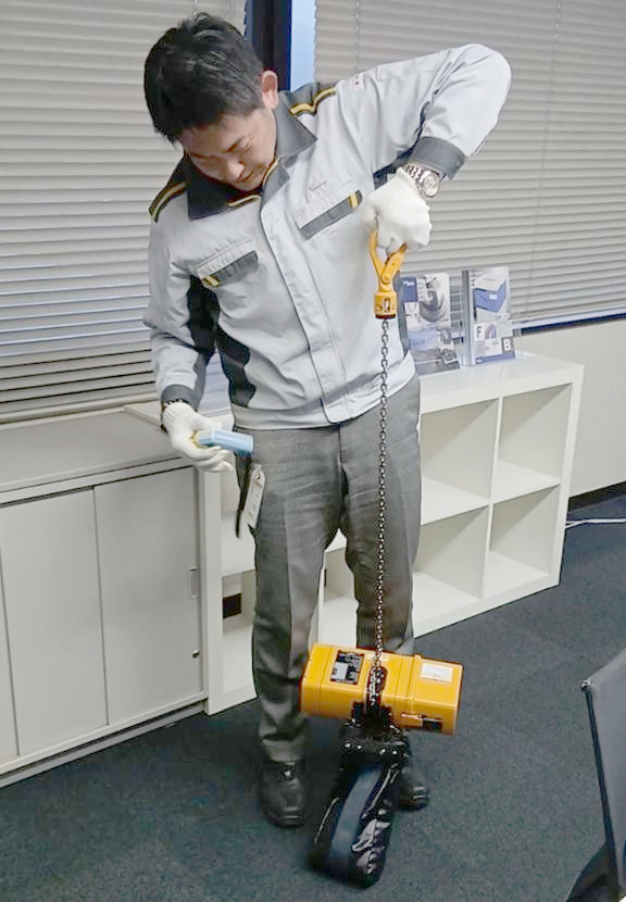 キトー電気チェーンブロック･コードレスEM：キトー営業の方による実演