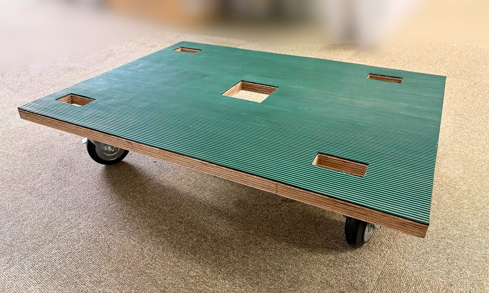 台車天面に筋入りゴムを貼り合わせ周囲や穴のはみ出たゴム部分をカットして完成