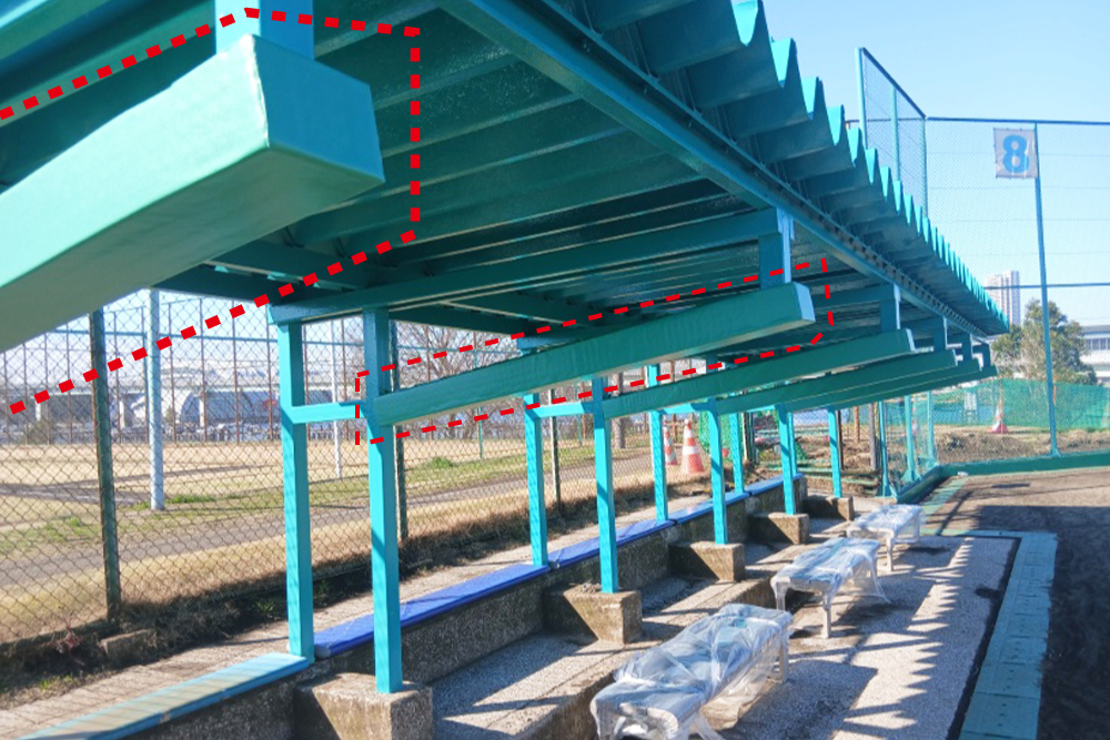 ダグアウト内鉄柱用防護マット:ぶつかると危険な頭上の柱にマットを施工