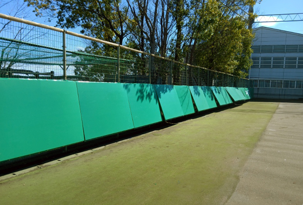 防護マット取り付け工事①：合計８０枚のマットをフェンスに装着