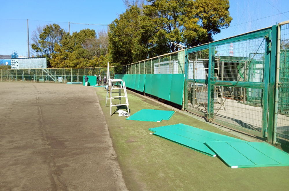 防護マット取り付け工事②：マットを地面と接着させずに施工