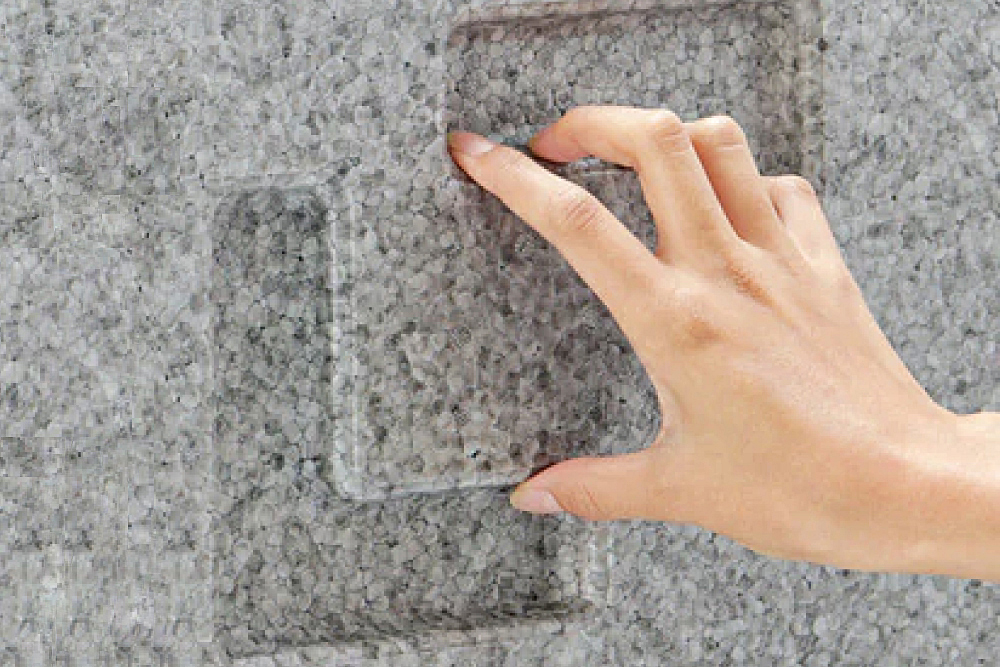 Ｌ字型で肉抜きされたロジボード：取っ手にもなるため平面側からも取り回しが可能