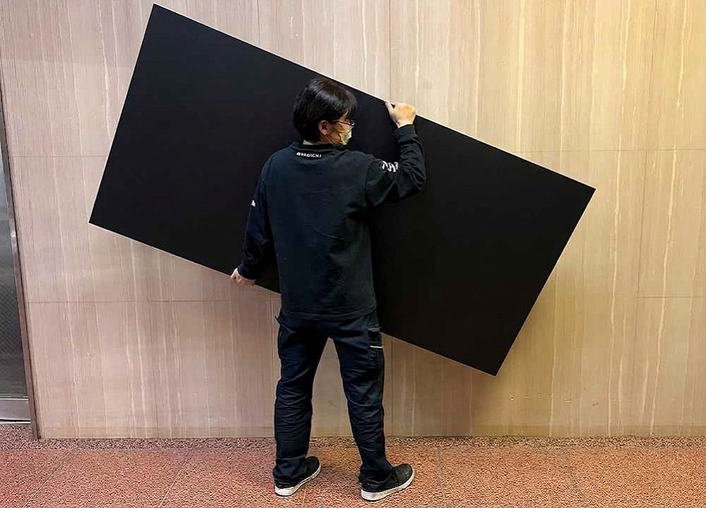 カイロン重量：同サイズのアルミ板と比べて重量が約3分の1と軽量