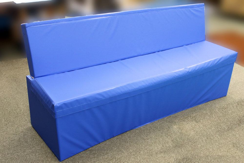 座面用と背面用のマットを組み合わせてベンチに装着