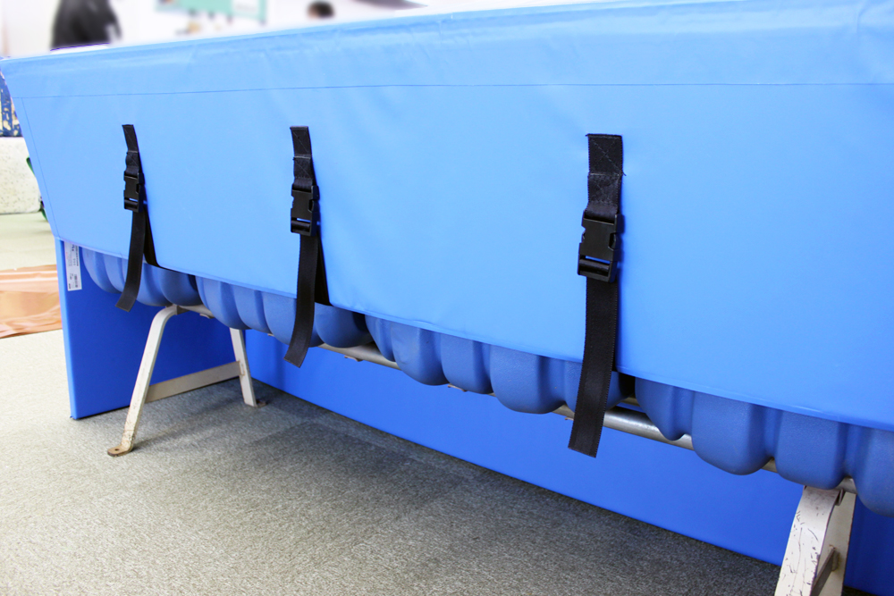 ベンチクッション装着：三本のベルトでベンチへ厳重に固定