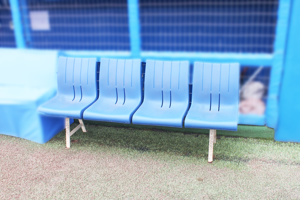 ブルペン前に設置されたベンチ：選手が衝突して怪我をする危険がある状態