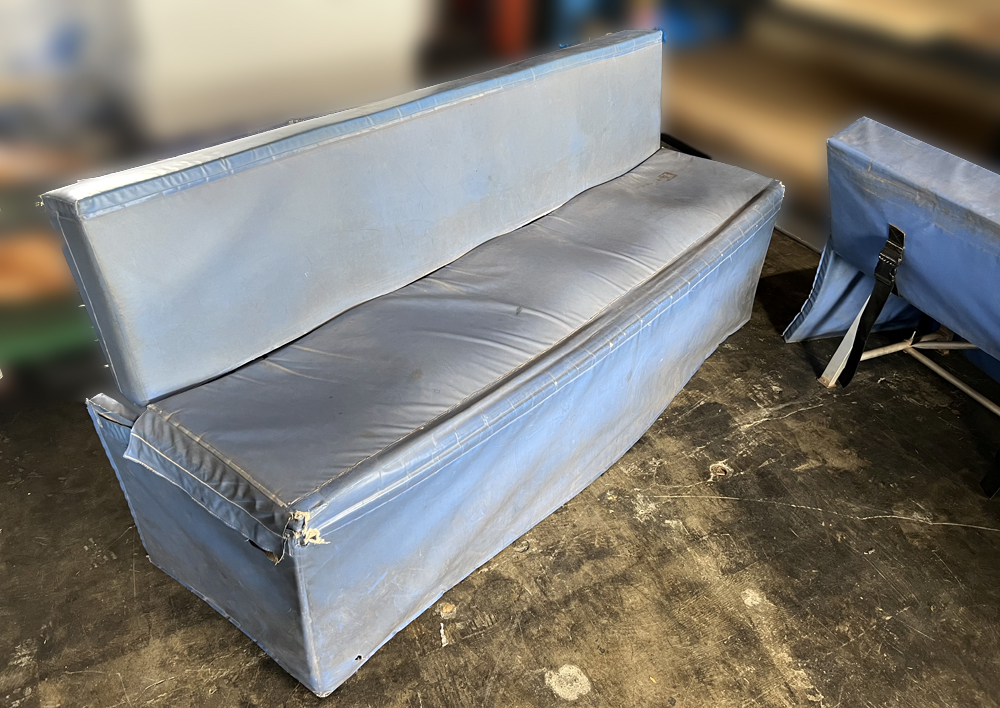 前回製作したベンチ用クッション：屋外での長期使用により汚れた状態