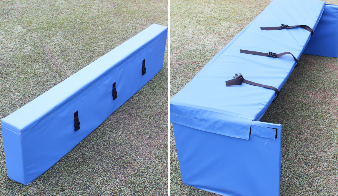 ベンチ用クッション取り付け前：座面用(左)　背もたれ用(右)