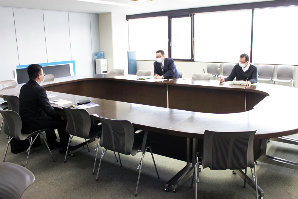 一次面接:複数人の面接官が参加して面接を実施