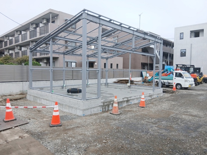取り付け作業開始前：倉庫の骨組みとして鉄骨が組みあがっている状態